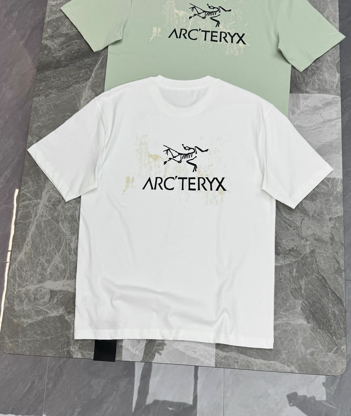 175 ⚜️Arc‘teryx T ｜ Versatile . Same Style ❤️ g ， ， ， Breathable ， 、 、 。Classic ， ， ， 、 ， 。 LOGO . Retro ，Retro ， ， 。 ：Classic / / / ， Black White ， ； 、 、 、 ， 、 ， Versatile T。 ！Sizes：S-3XL ❗️（175/145 L）